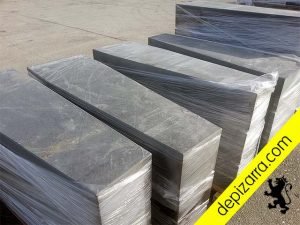 Hitos de pizarra para Camino de Santiago antes de su grabado. Mouteiras de pizarra natural. Pizarra Xacobeo.