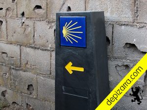 Mojón homologado del Camino de Santiago en pizarra natural. Mouteira de pizarra natural.