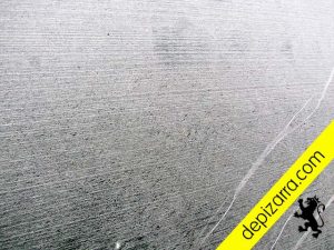 Placa de pizarra natural serrada acabado abujardado. Pizarra aserrada y abujardada.