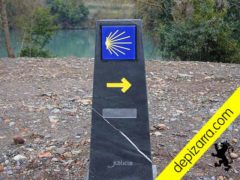 Mojón de pizarra natural color negro Bierzo para el Camino de Santiago de Invierno. Camino mouteiras pizarra.