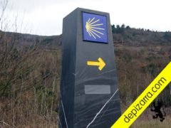 Mojón de pizarra natural en el Camino de Santiago de Invierno. Triple coating, pulida y bisaleados. Comprar mouteira.