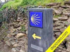 Mojón en Camino de Santiago de Invierno. Mouteira homologada pizarra natural, pulida, color negro Bierzo, cantos biselados y triple coating. Fábrica mouteira.