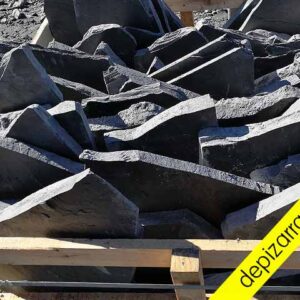 Pizarra irregular formato mediano 60 piezas por palet. Pizarra irregular suelo jardín.