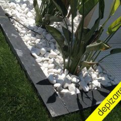 Bordillos de pizarra natural en diseño de jardín exterior