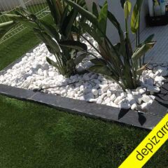 Bordillos de pizarra natural en diseño de jardín exterior