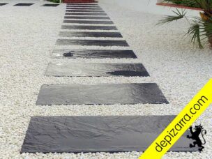 Placa de pizarra para jardinería y paisajismo. Pizarra natural después de lluvia.
