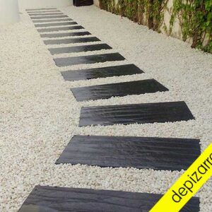 Atractiva senda de paso de pizarra para jardín.