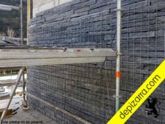 Fachada malla metálica.