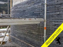 Fachada malla metálica.