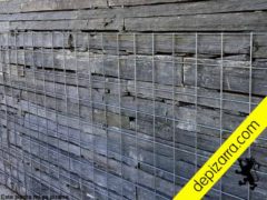 Muros de piedra con malla metálica.