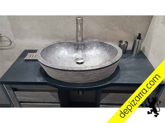 Pizarra encimera lavabo.