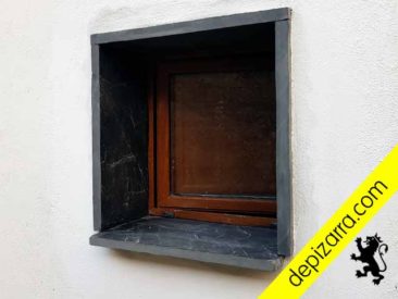 Ventana con dintel de pizarra.