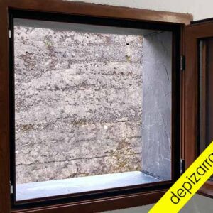 Ventana con marco de piedra.
