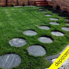 Pasos de pizarra y césped.