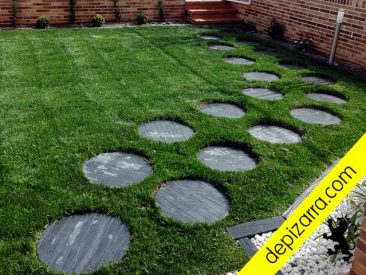 Pasos de pizarra y césped.