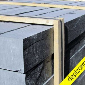 Bordillo de pizarra natural delimitando camino de jardín