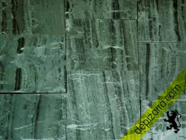 Baldosa Pizarra Verde Pol superficie mojada.