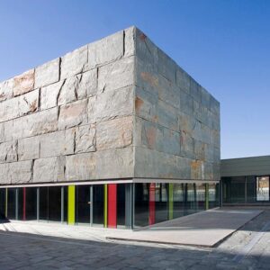 Fachada pizarra Verde Pol en Hospital de San Sebastián de los Reyes.