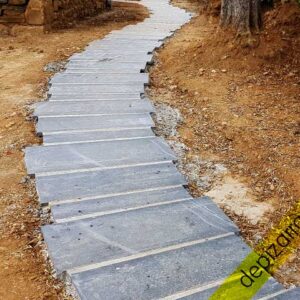 Construcción de senda de pizarra serrada de diferentes longitudes y anchuras.