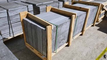 Baldosa de pizarra gris. Slate grey floor tiles.