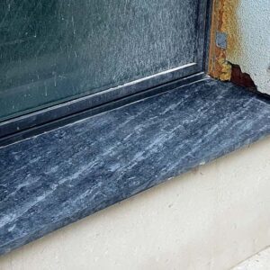 Vierteaguas de pizarra gris.