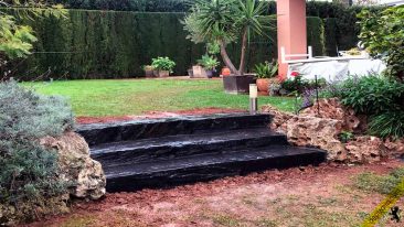 Escalones casa jardín.