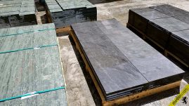 Pizarras gris Bierzo y verde Pol de superficie serrada.