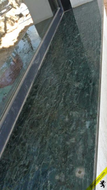 Ventana de pizarra verde.