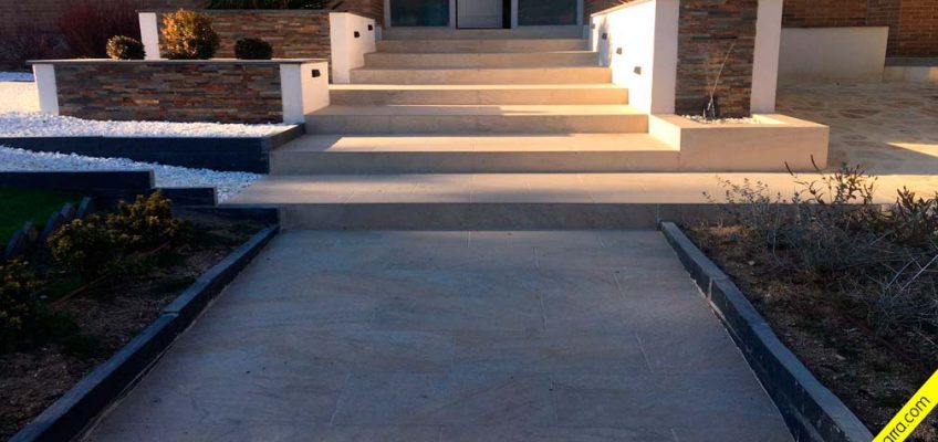 Bordillos de pizarra natural para separar zonas de jardín