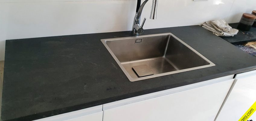 Encimera piedra negra.