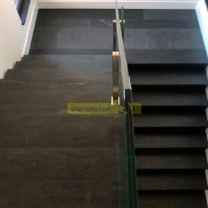 Escalera de interior negra.