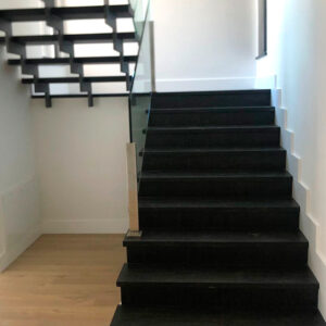 Escalones negros de pizarra.