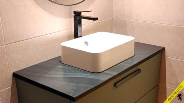 Baño encimera gris.