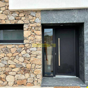 Casa con entrada de pizarra natural.