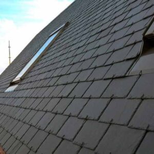 Faldón de pizarra negra de tejado.