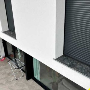 Ventanas negras y pizarra.