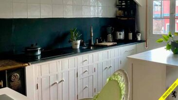 Cocina blanca y negra.