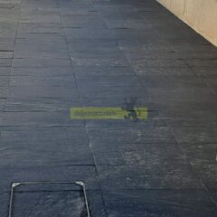 Suelo exterior de pizarra.