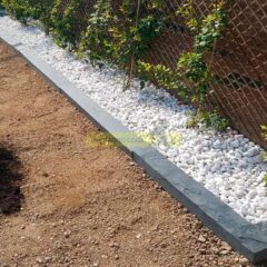 Bordillos de pizarra natural en diseño de jardín exterior