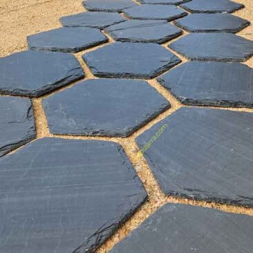 Pasos japoneses de pizarra natural sobre césped en jardín