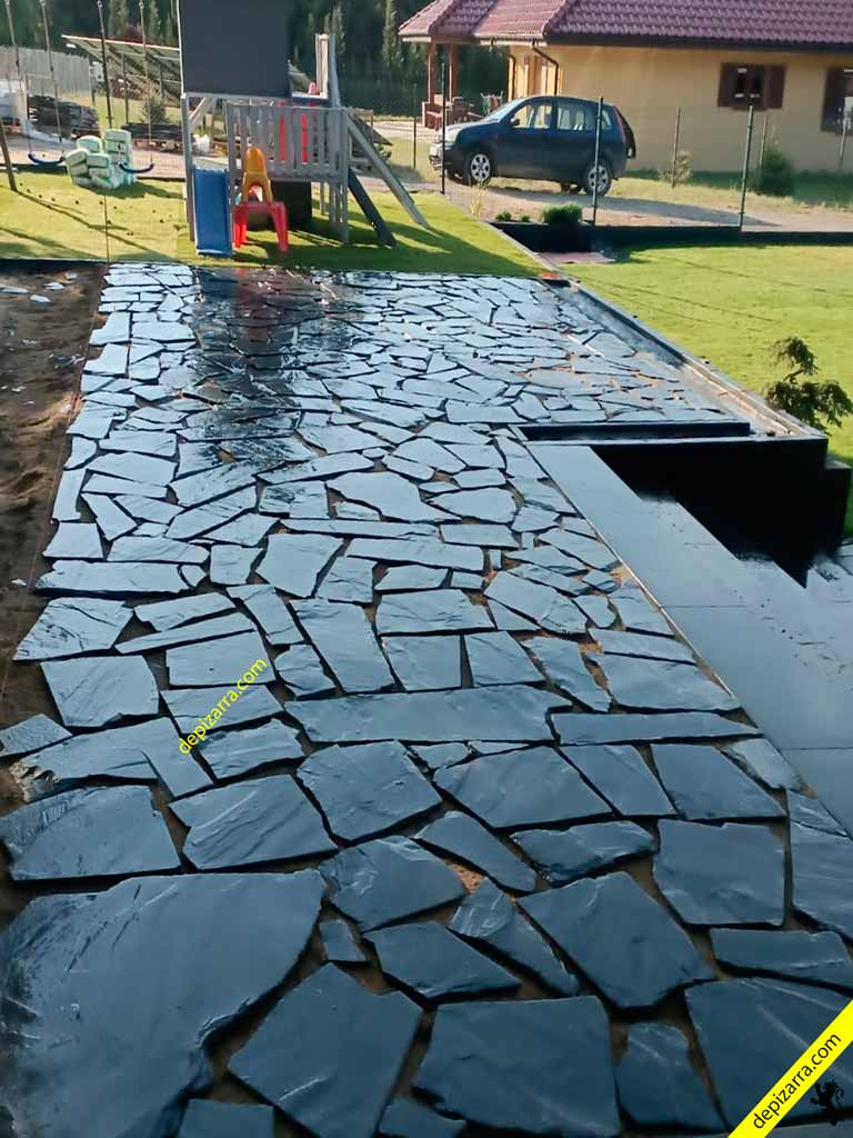 Planchón irregular de pizarra negra.