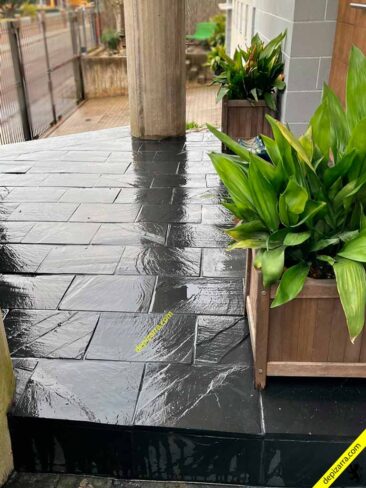 Baldosas suelo exterior de pizarra natural.