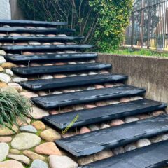 Escalones de pizarra natural en acceso exterior