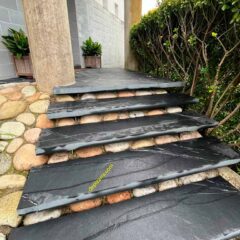 Escalera exterior realizada con peldaños de pizarra natural