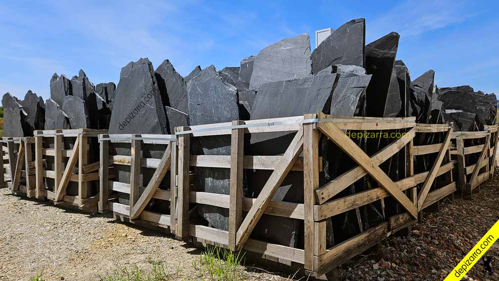 Pizarra negra muy grande.