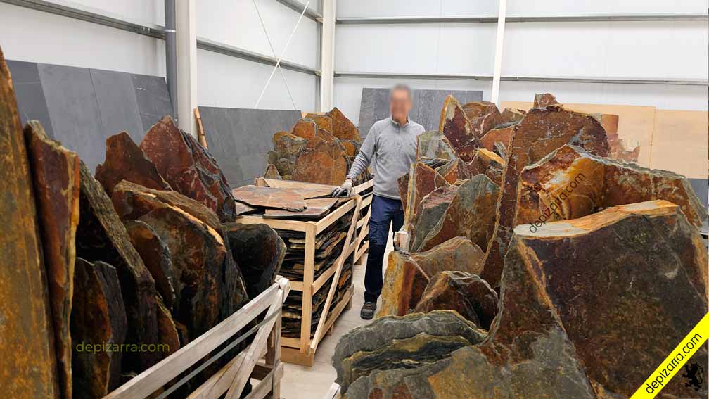 Pizarra tamaño grande de color óxido multicolor.