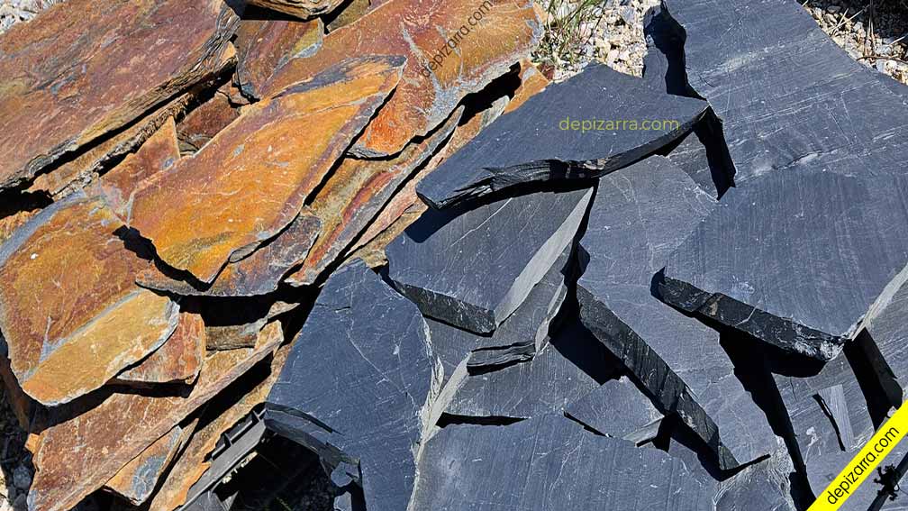 Planchones de pizarra negra y multicolor.