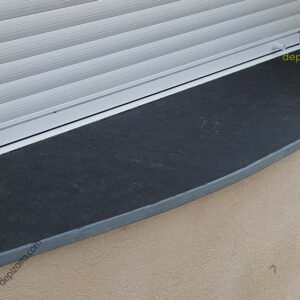 Detalle de vierteaguas de pizarra natural en ventana