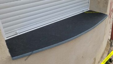 Detalle de vierteaguas de pizarra natural en ventana