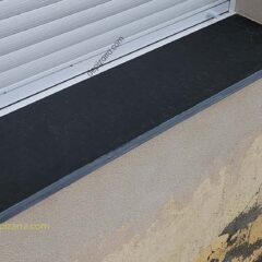 Alféizar de ventana con vierteaguas de pizarra natural